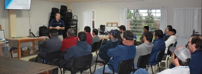 Visita a Chajarí - visitantes sentados en conferencia