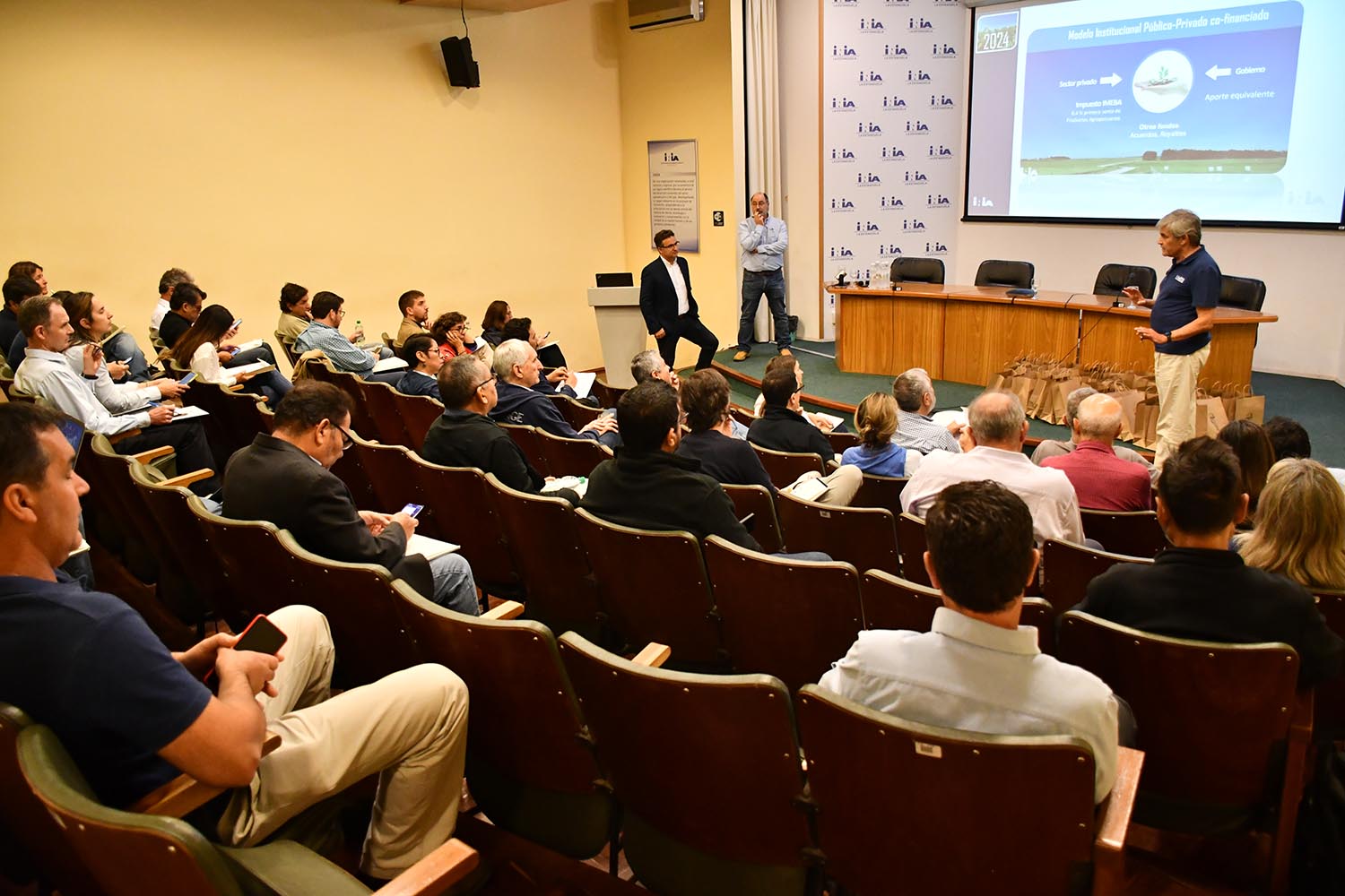 Visita INIAs a La Estanzuela exposición de salón director nacional y presidente