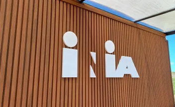 frente con logo de stand de inia