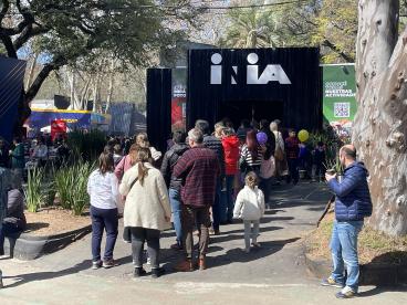 público general en stand de INIA